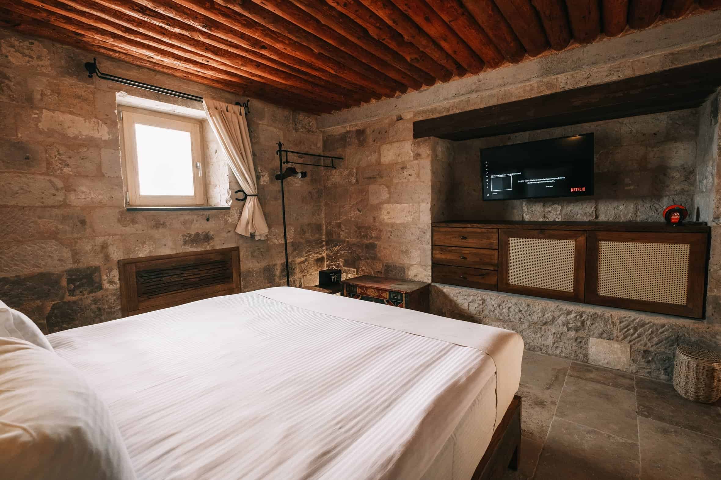 Room with a fireplace at Millstone Cave Suites (Standard Room)