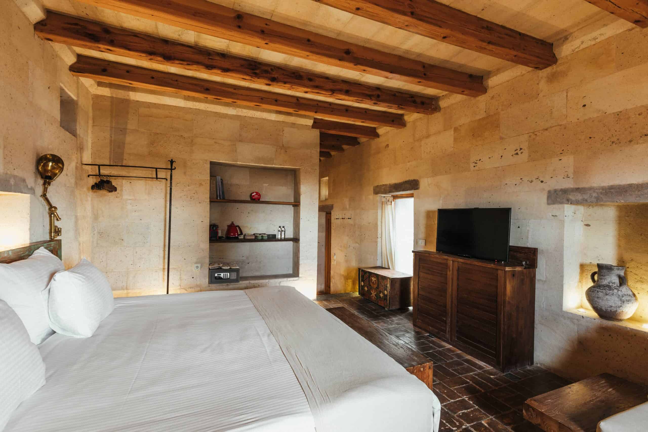 Cave room with a bathtub in the Millstone Cave Suite junior suite