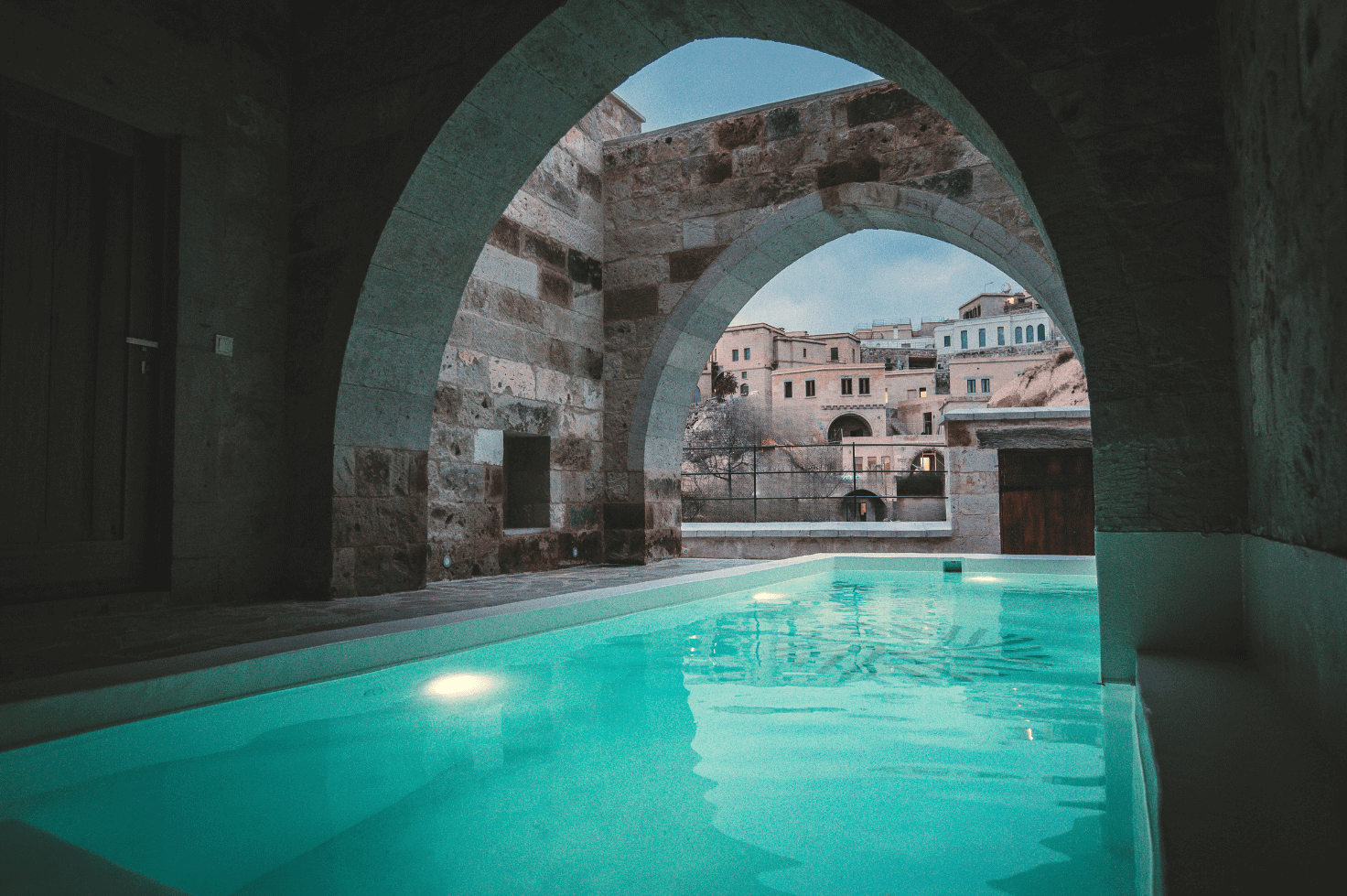 Millstone Cave Suites – Room with a semi-open pool, bathtub, and fireplace