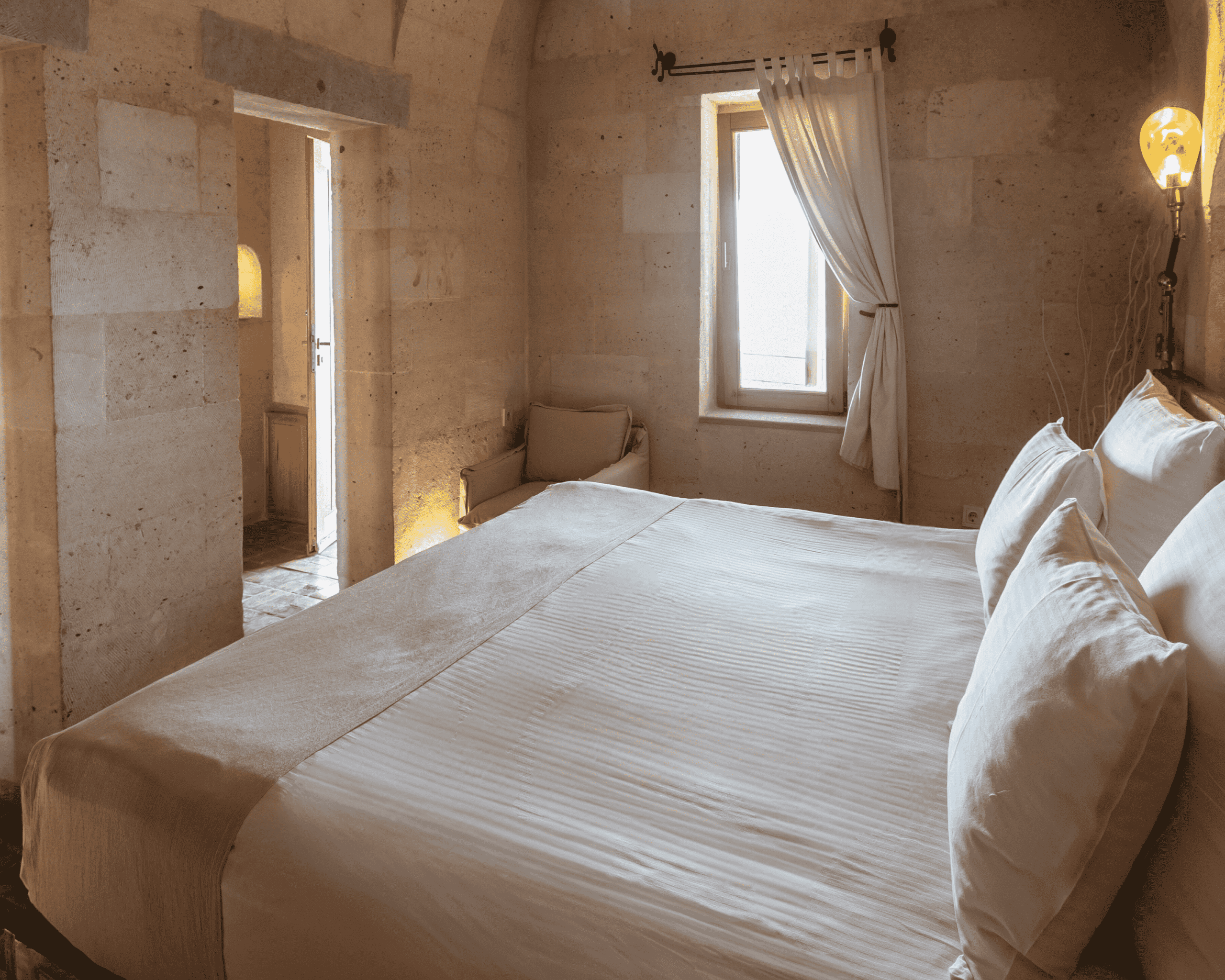 Millstone Cave Suite offers suites with scenic terraces and Turkish baths.