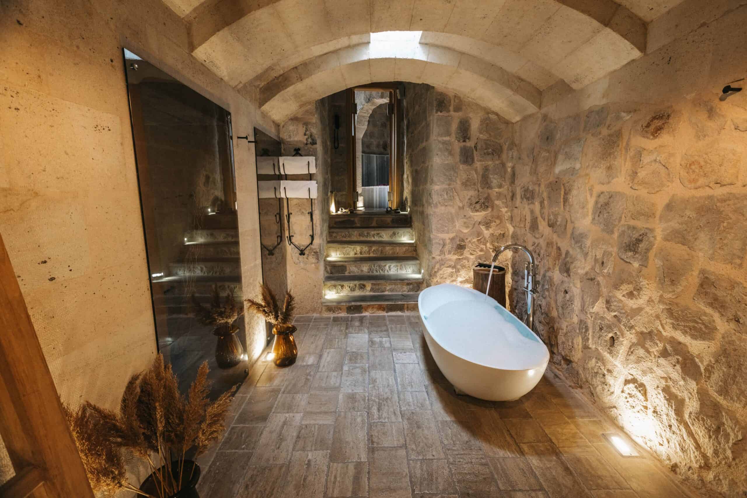 Millstone Cave Suites: Suite with a view, featuring a Turkish bath and a bathtub.