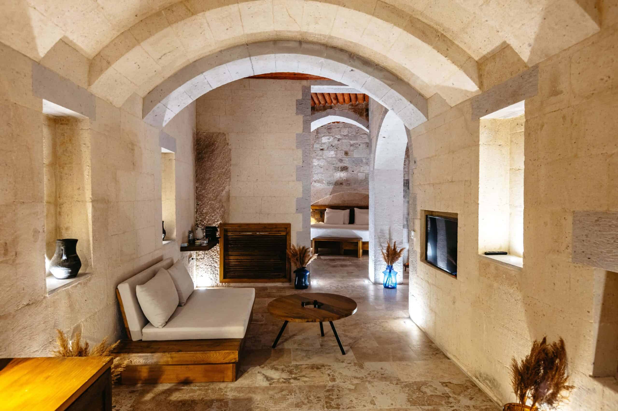 Millstone Cave Suite: a suite featuring a fireplace and a Jacuzzi.