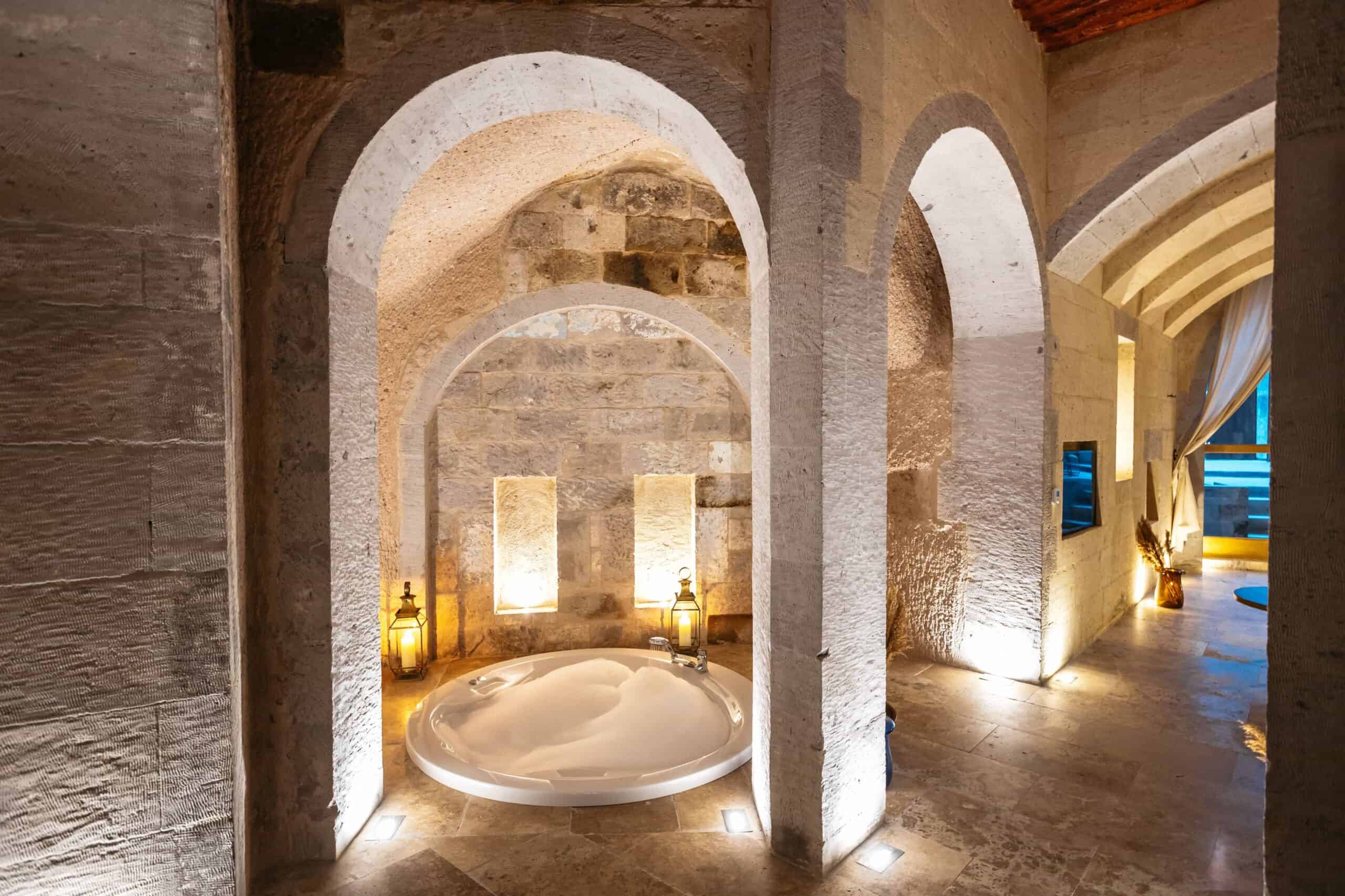 Millstone Cave Suites offers a cave room with a jacuzzi.