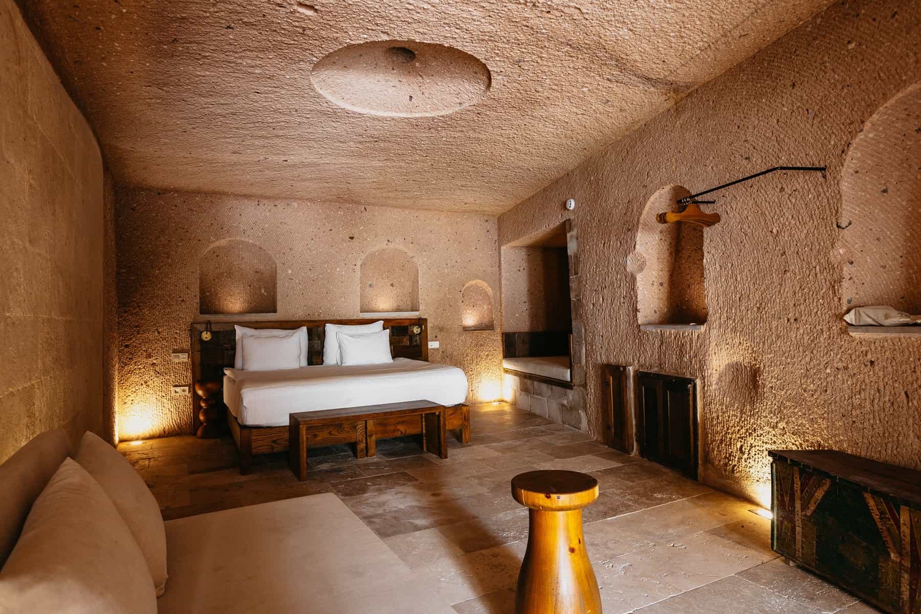 Millstone Cave Suites: Cave room with a fireplace and a large cave pool.