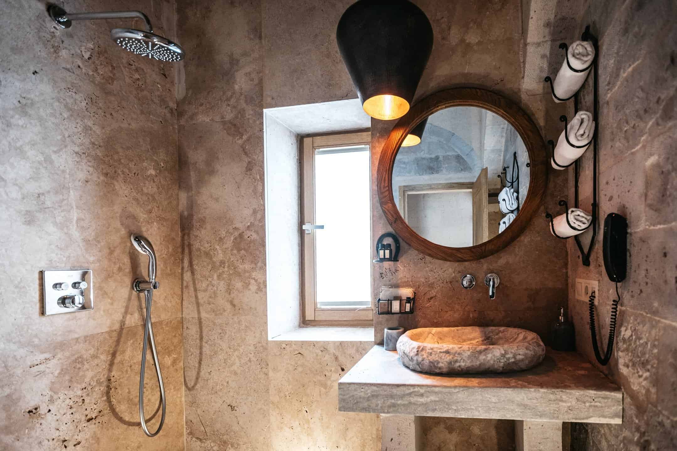 Millstone Cave Suites hottublı Suite banyo