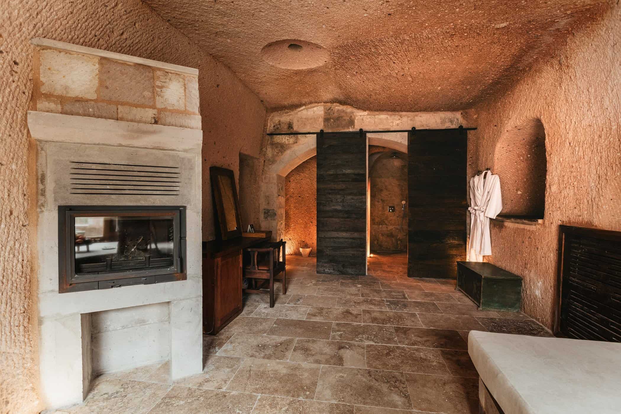 Millstone Cave Suite: A spacious cave suite featuring a cave room with a fireplace and an indoor pool.