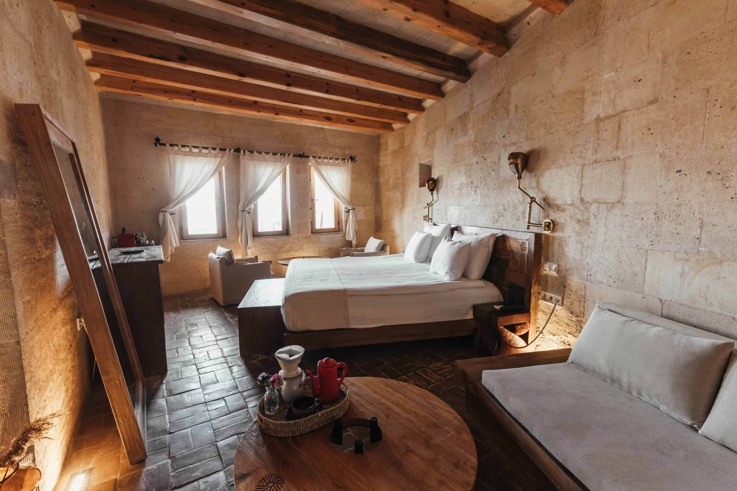 Millstone Cave Suites Suoerior King Suite'de şömineli taş oda