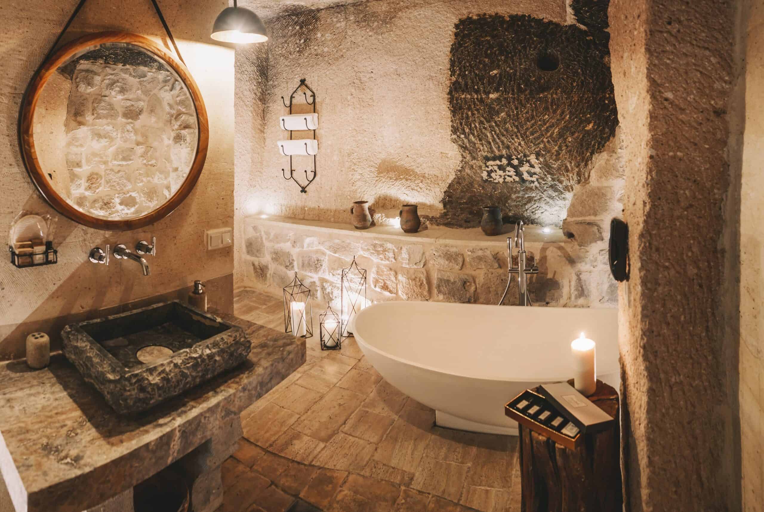 Millstone Cave Suites Superior King Suite'de küvetli banyo