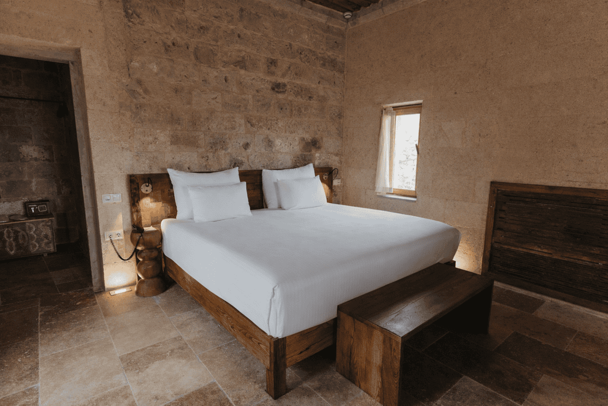 Millstone Cave Suites Hottublı Suite'de şömineli taş oda