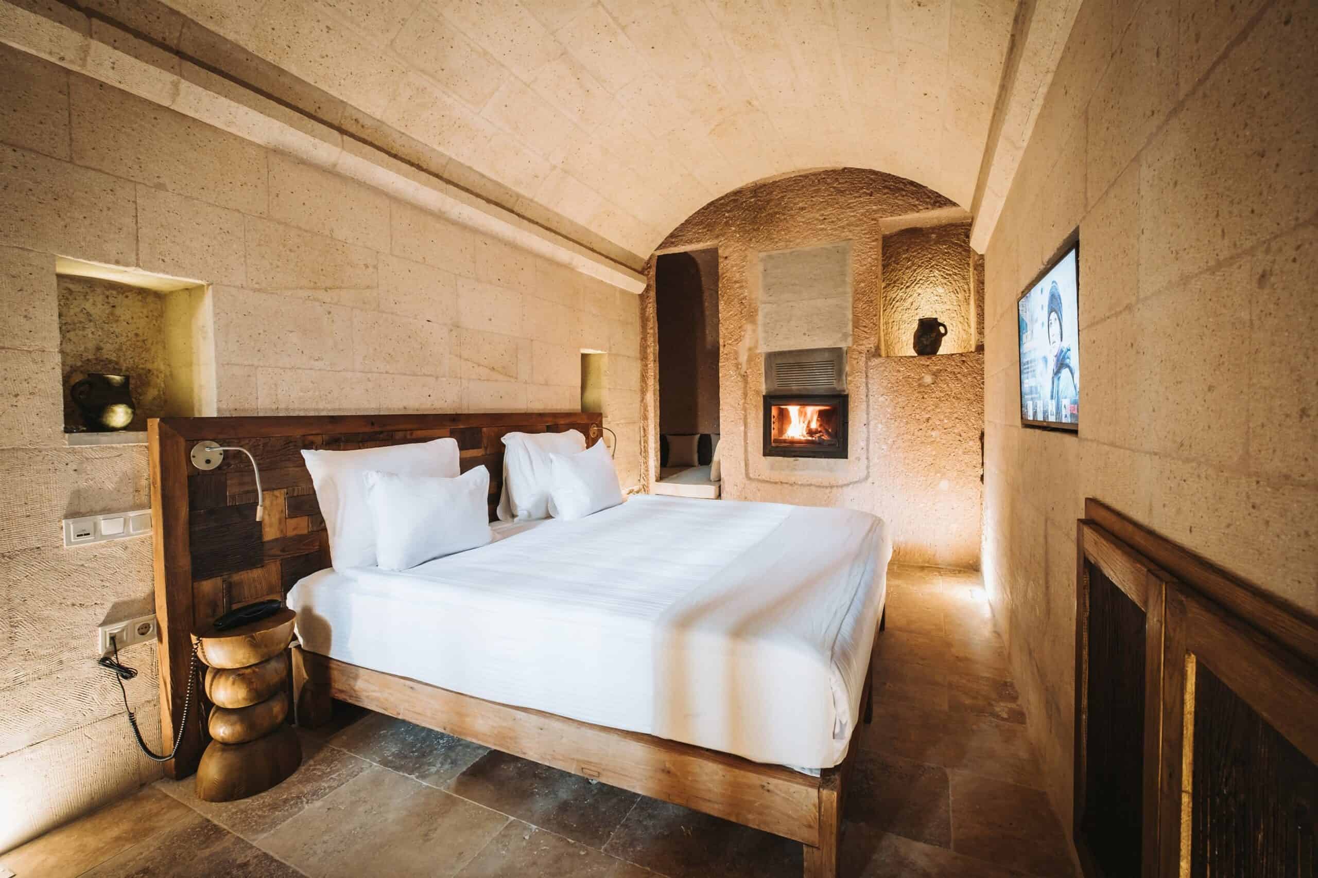 Millstone Cave Suites Superior King Suite'de şömineli ve jakuzili mağara oda