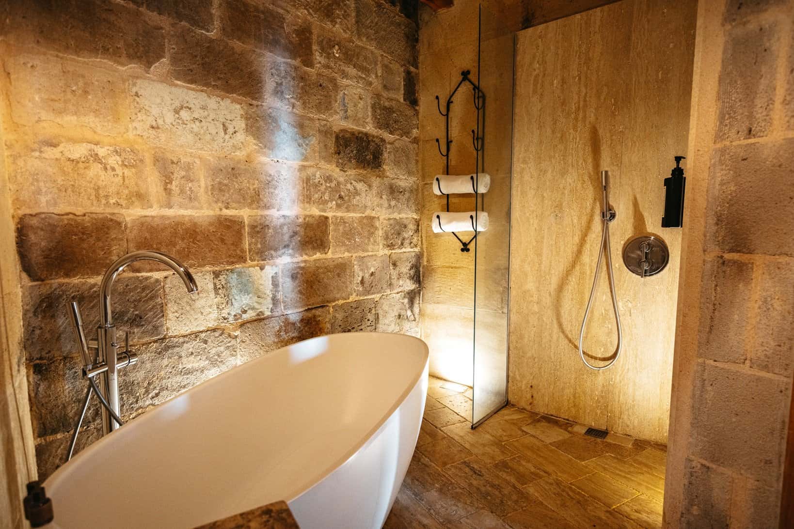 Millstone Cave Suite balkonlu suite'de küvetli banyo