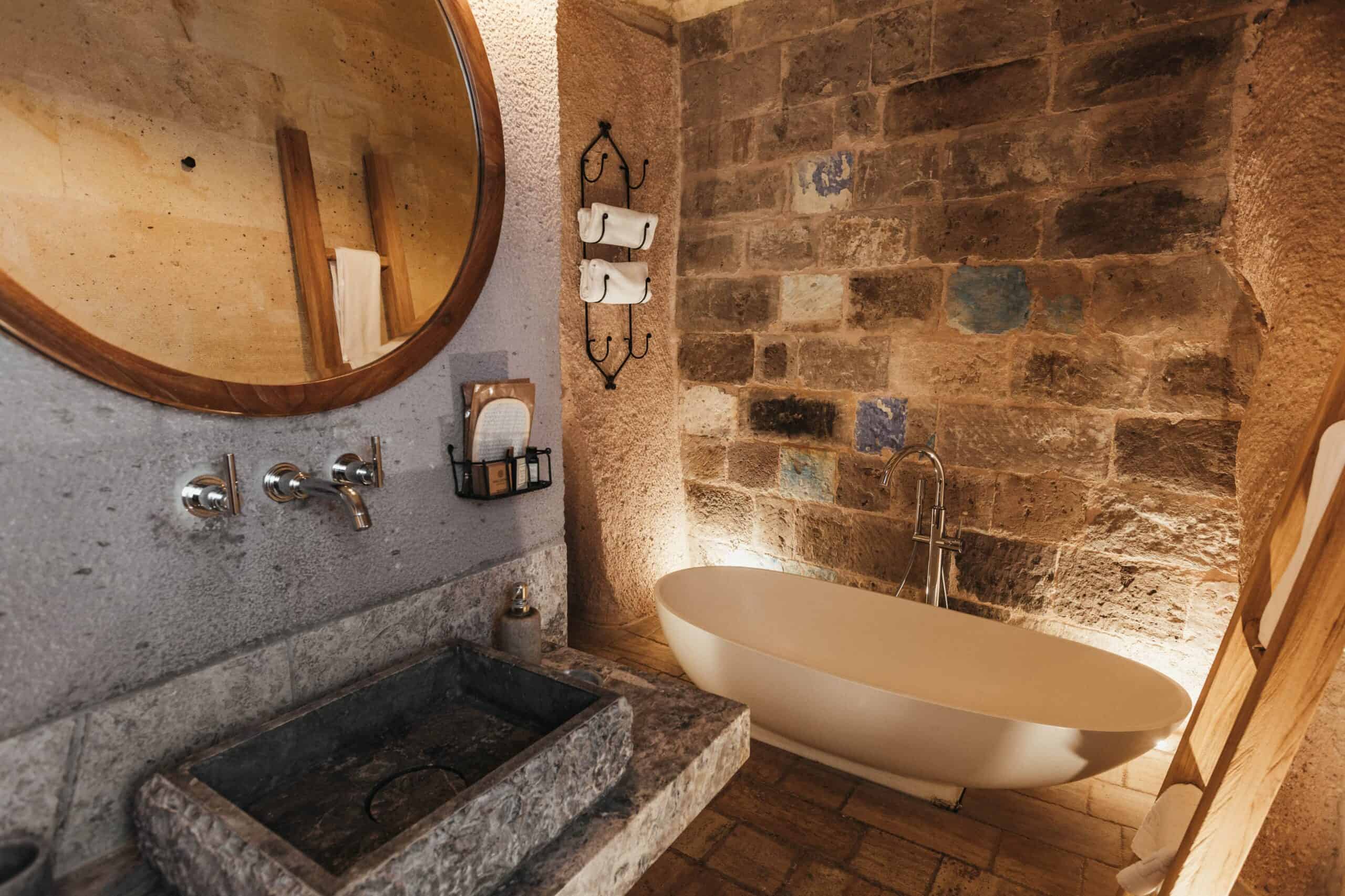 Millstone Cave Suites suite'de küvetli banyo