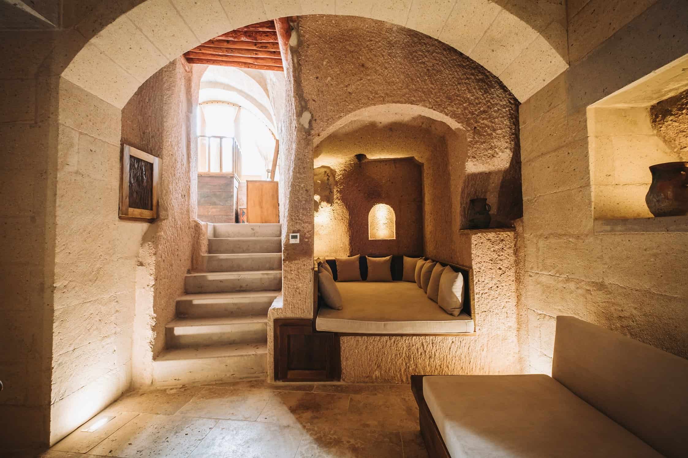 Millstone Cave Suites Superior King Suite'de şömineli ve jakuzili mağara oda
