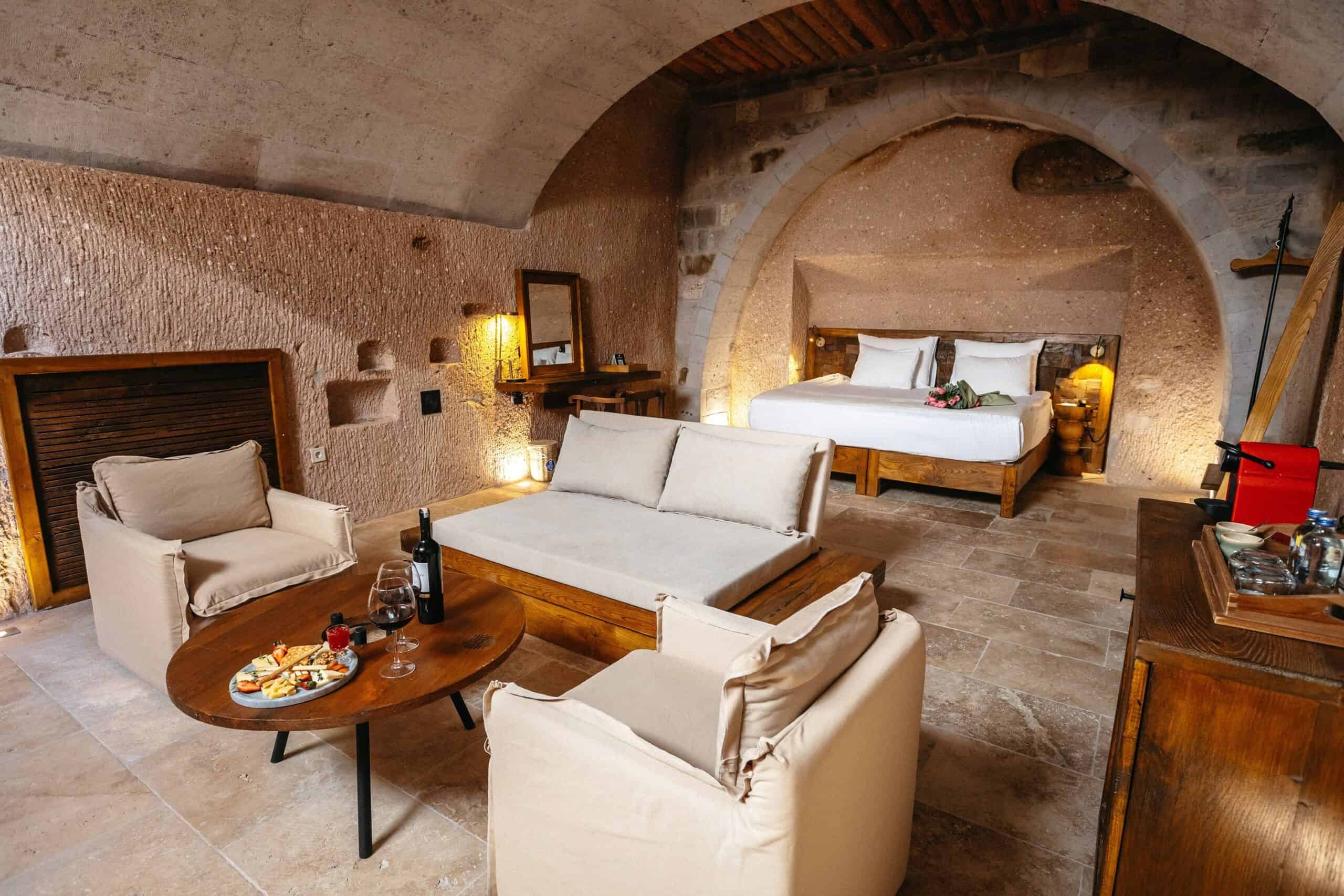Millstone Cave Suites Superior King Suite'de şömineli ve jakuzili mağara oda