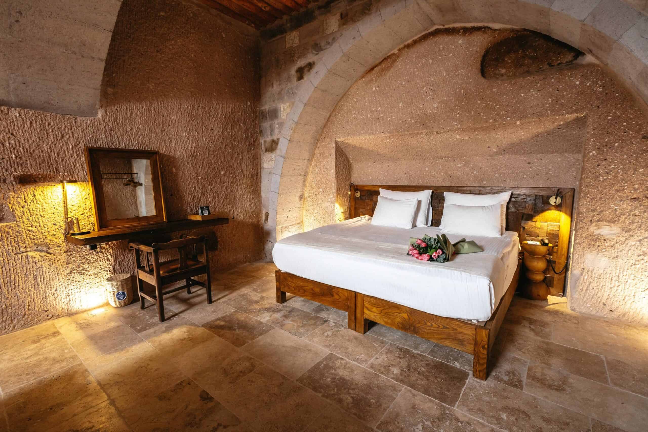 Millstone Cave Suites Superior King Suite'de şömineli ve jakuzili mağara od
