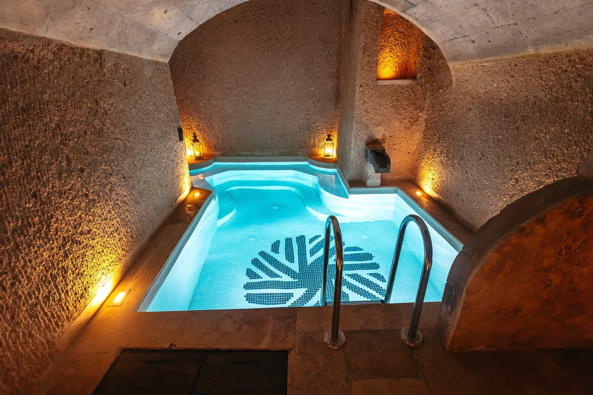 Millstone Cave Suites: Cave room with a fireplace and an indoor pool in the Pool Suite.