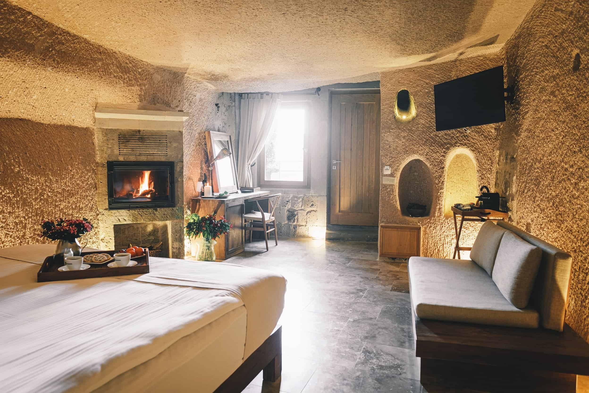 Millstone Cave Suites suite'de şömineli jakuzili mağara oda