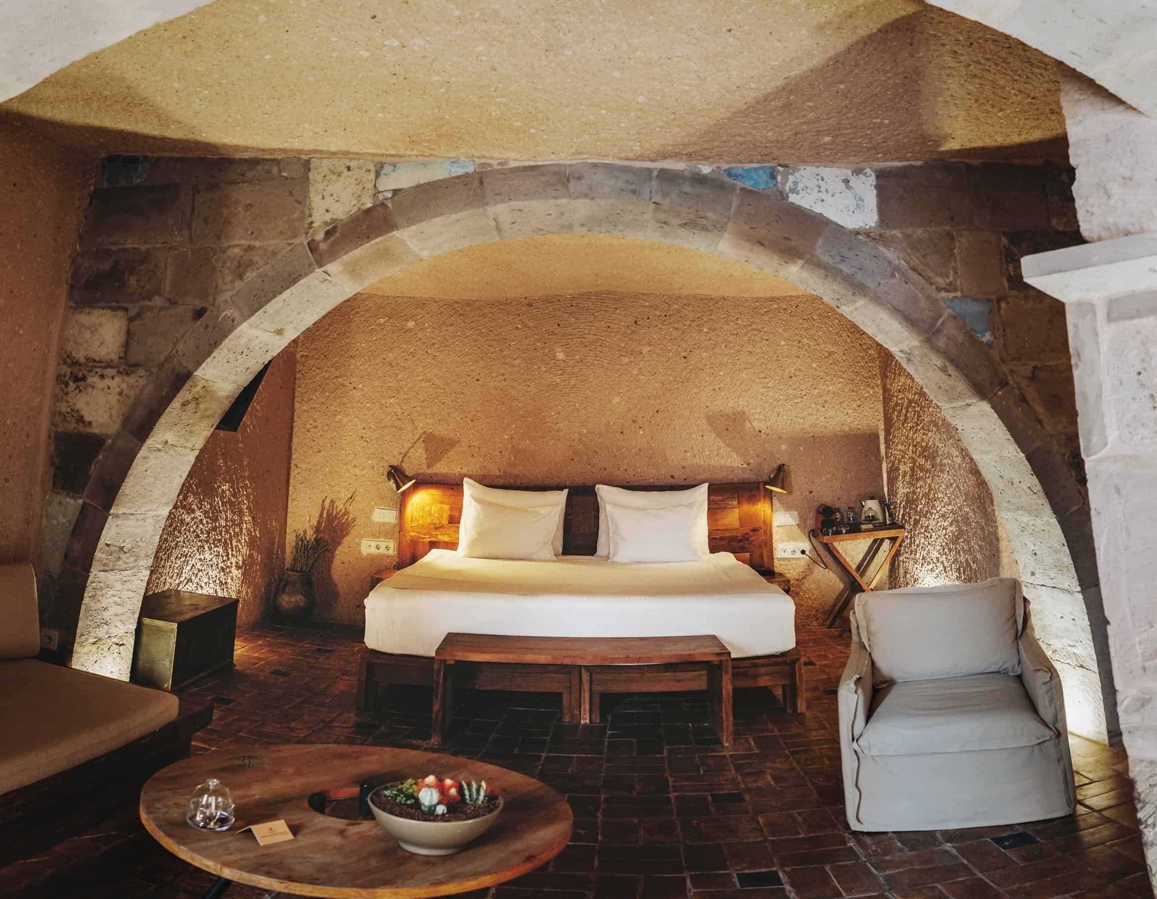 Millstone Cave Suites suite'de şömineli mağara oda