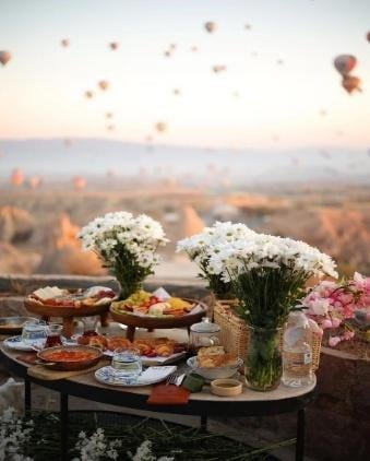 Breakfast with a view of the balloons at Millstone Cave Suites
