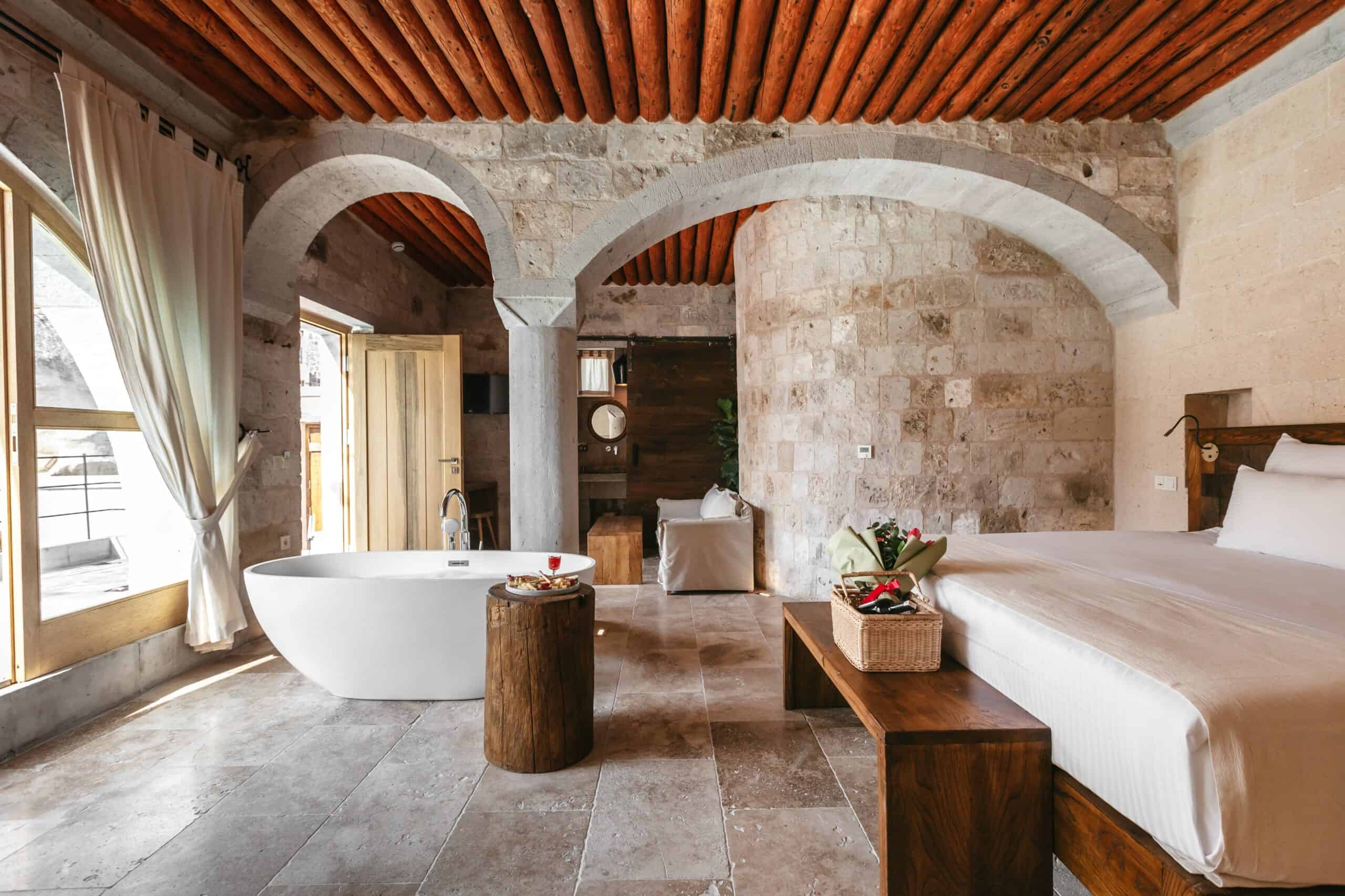 Millstone Cave Suites: Suite with a scenic pool, featuring a fireplace and views of fairy chimneys and Uçhisar Castle.