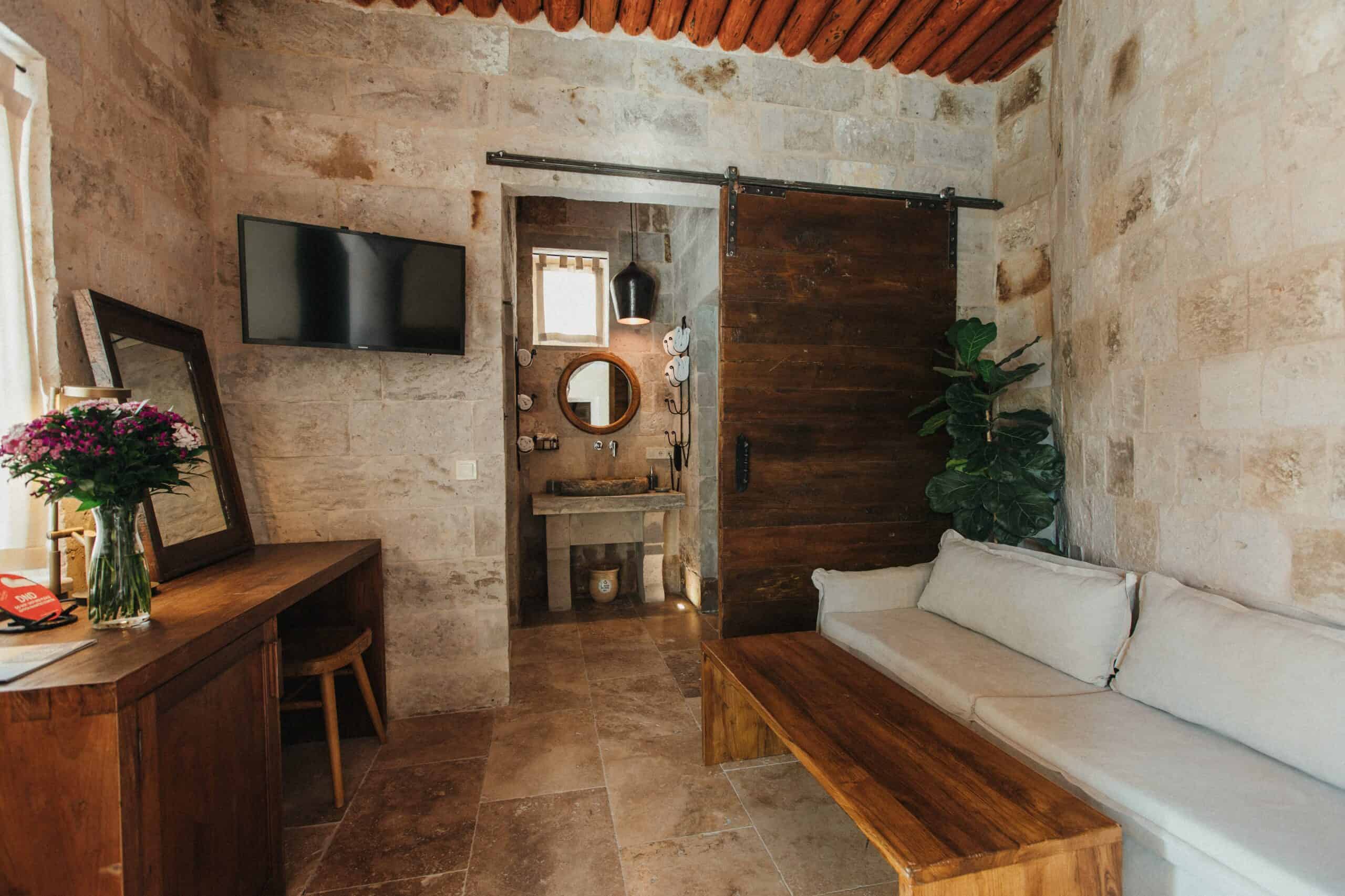Millstone Cave Suites Manzaralı Havuz Suite'de şömineli ve açık havuzlu oda